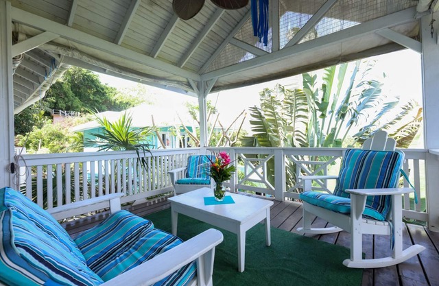 Ocean view apartment just 3 min walk from the West Bay beach