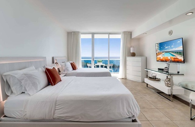 Ocean View Balcony. Pool & Hot tub. Fast Wi-Fi