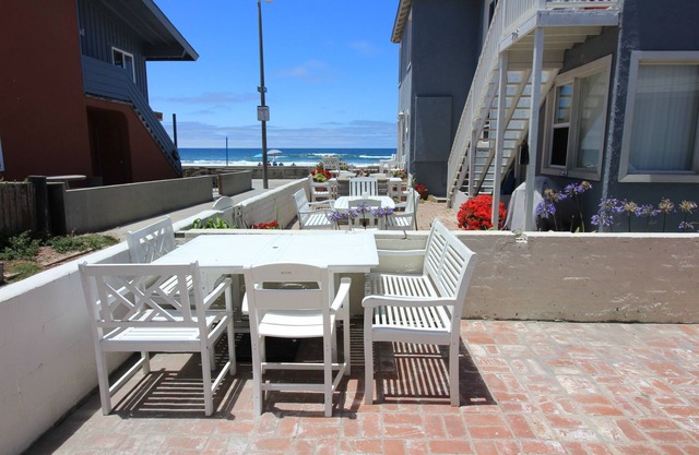 Ocean View Beach Cottage, Steps To Ocean - 4BR, 2BA- Sleeps 8