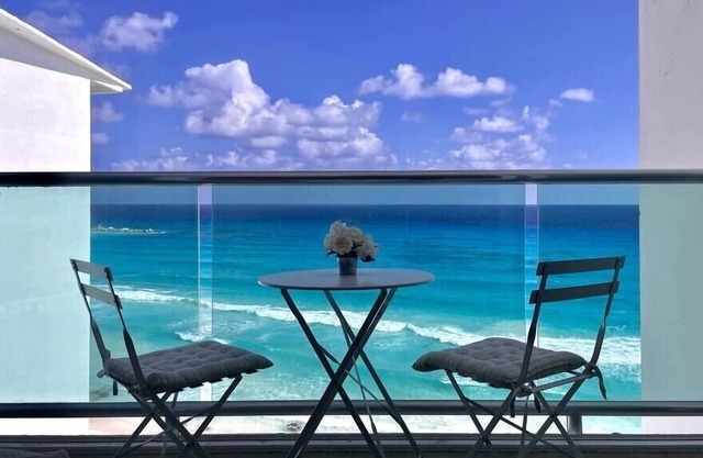 Ocean view, Beachclub, Restaurant, 2 Pools, 5 Ppl