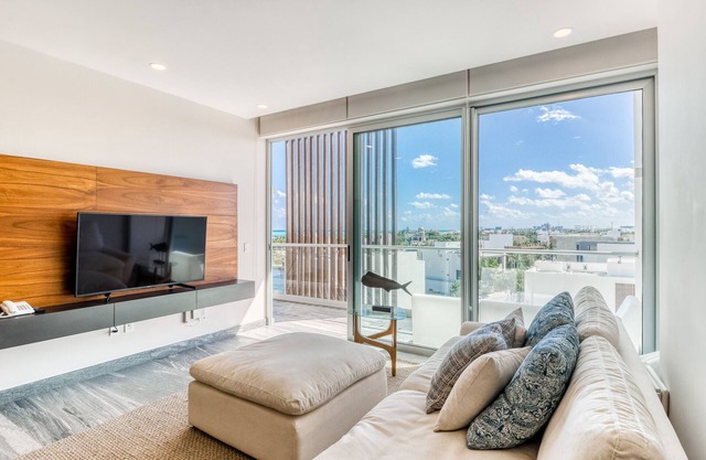 Ocean view condo w/luxury pool access, central AC, WiFi & shared rooftop/dock