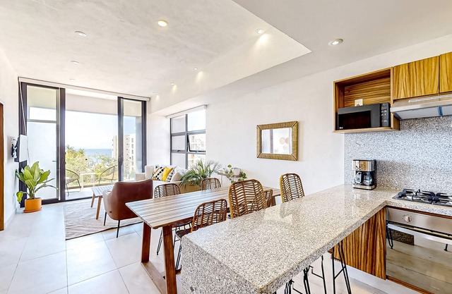 Ocean-view condo with infinity pool, rooftop lounge, & private balcony