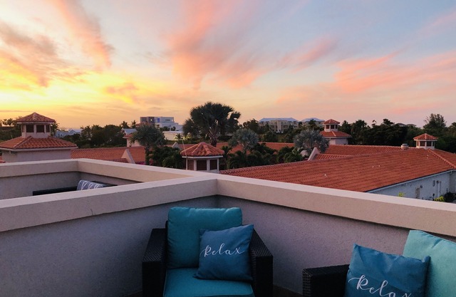 Ocean-view Dragonfly Vista condo with a huge deck, 2 pools, hot tub, sleeps 4