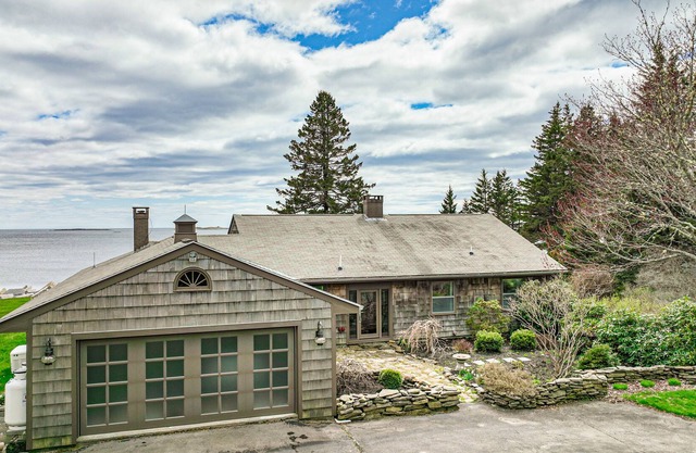 Ocean-view escape with fireplace & fast WiFi - walk to Drift Inn Beach