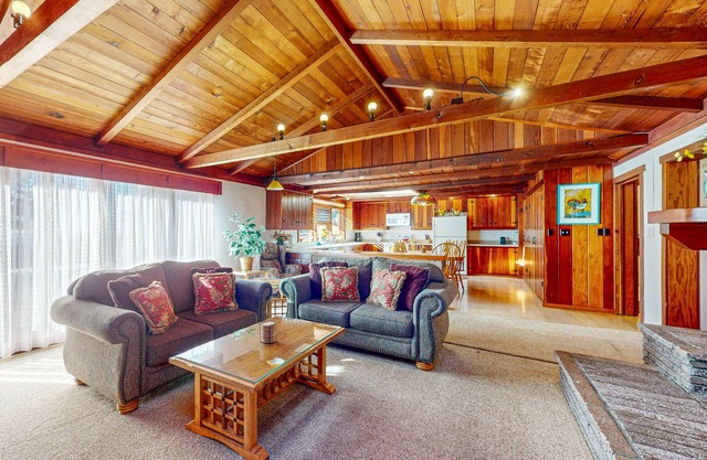 Ocean-view home steps to Russian Gulch State Park with private hot tub