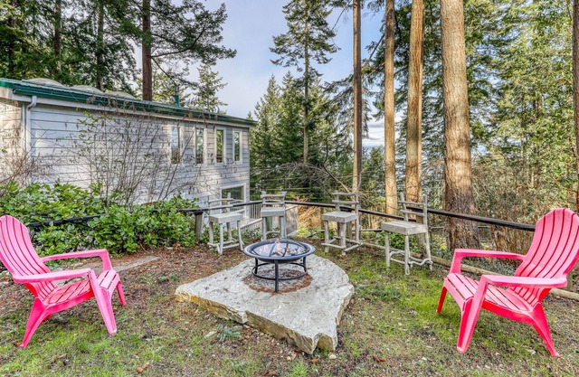 Ocean view home w/ deck, firepit, water views of Puget Sound - walk to beach!