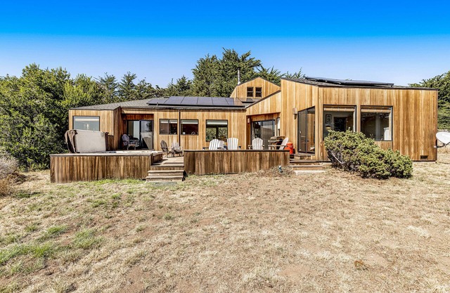 Ocean view home w/private hot tub, pool, wood stove, and private W/D