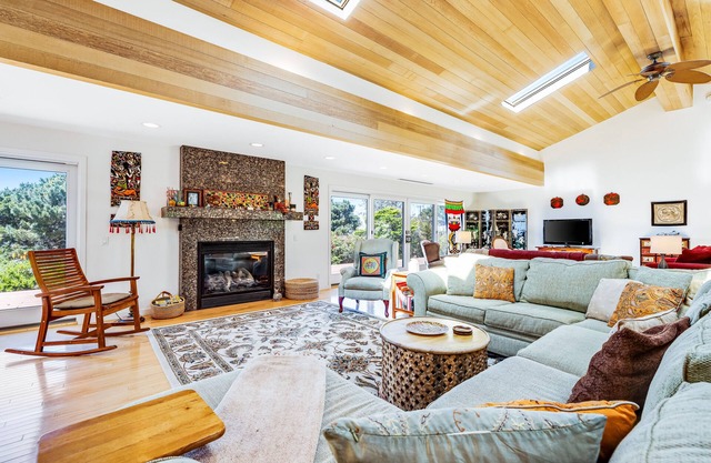 Ocean View Home w/Private Hot Tub, Deck & Fireplace - Walk to Cooks Beach
