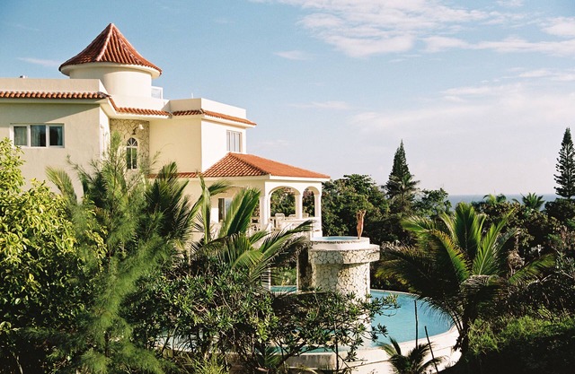 Ocean view, large pool, waterfall, cinema, gym, near the beach, STAFF INCLUDED.