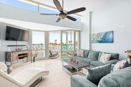 Ocean View Penthouse with pool, beachfront complex apts