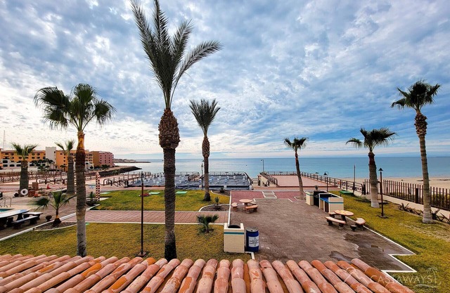 Ocean View Upper Floor Luxury Condo - Las Gaviotas 424 2 BR 2 BA Next to the Pool, Wi-Fi