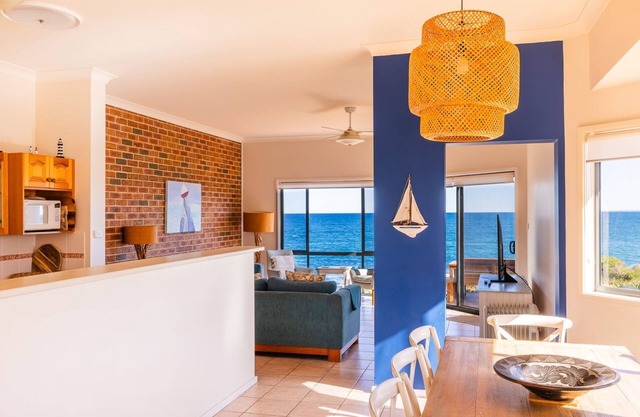 Ocean Views, 4 Ocean Street - air conditioned luxury with beautiful ocean views