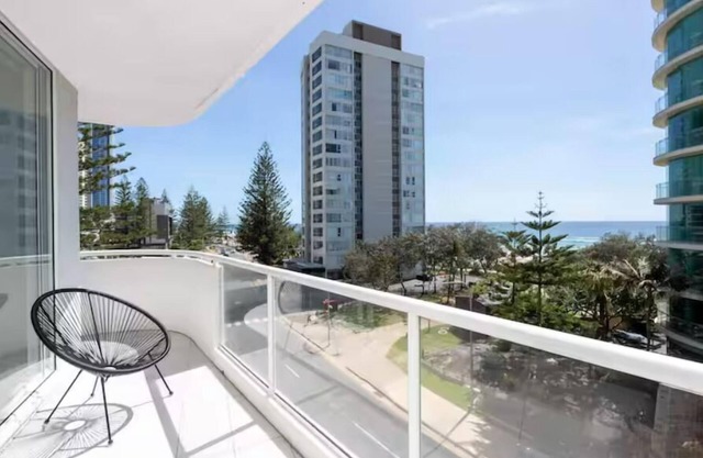 Ocean Views * 50m to Beach * Pool * Balcony *