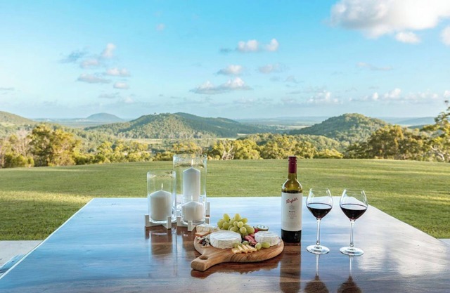 Ocean views. Close to Coolum Beach. Pet friendly. Firepit. Sleeps 11.