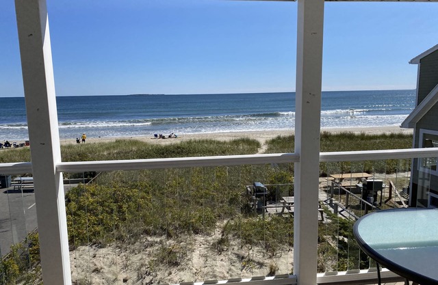 Oceanfront, 2 Bedroom Condo, 1 Mile From The Pier