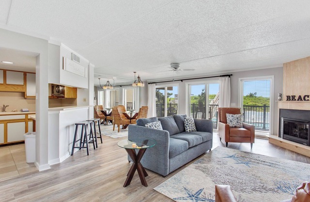 Oceanfront 2BR condo: pool, Jacuzzi & oceanfront