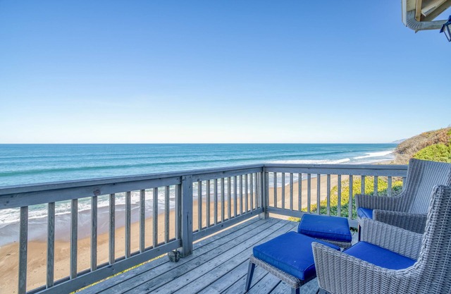 Oceanfront Bella Beach Beauty Has Panoramic Views, Spa Tub, Foosball and More!