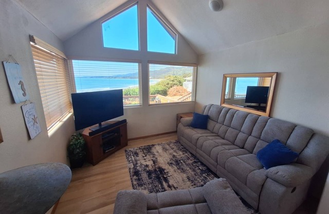 Oceanfront Cabin 3 with Private Jacuzzi & Impressive Views
