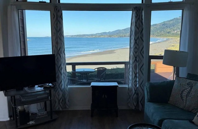 Oceanfront Cabin 4 with Private Jacuzzi & Stunning Views