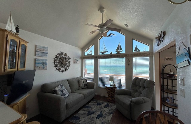 Oceanfront Cabin 9 with Private Jacuzzi & Awesome Views