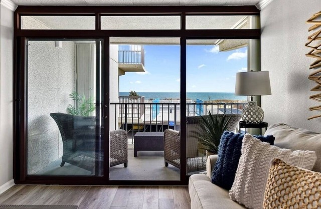 Oceanfront Condo: Beach, Pool & Balcony Views!
