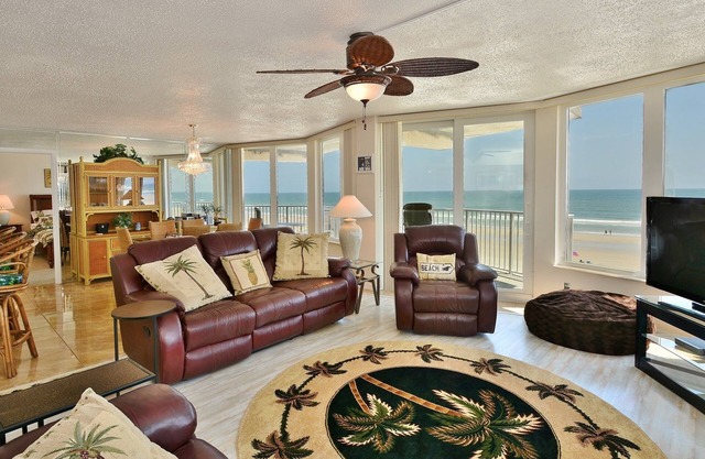 Oceanfront Condo-Non-Driving Beach-Pool-Free Wifi/Parking-Bikes-Beach Equipment.