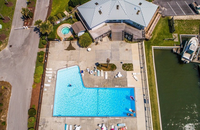 Oceanfront Condo Queen’s Grant - WiFi, Pool, Boat Ramp & Dock