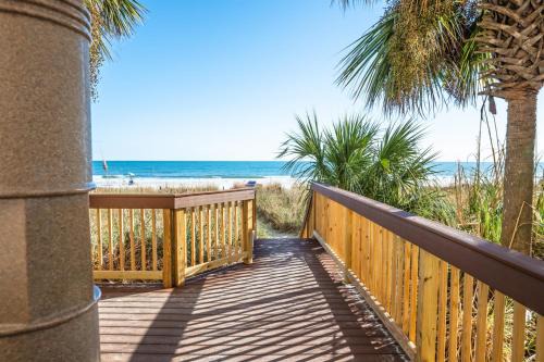 Oceanfront condo w balcony & pools