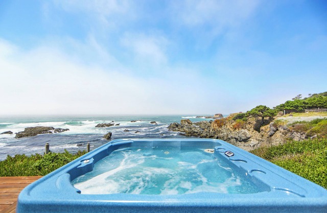 Oceanfront condo w/private hot tub, furnished deck & views - walk to beach
