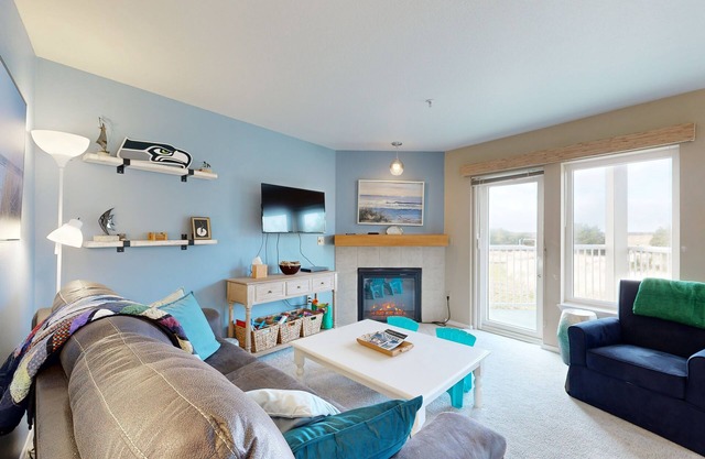 Oceanfront Condo with stunning views, WIFI, W/D, fireplace, & great location