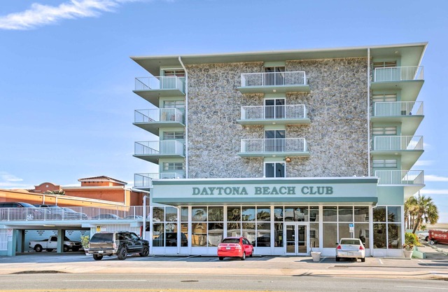 Oceanfront Daytona Beach Club Studio w/Balcony!
