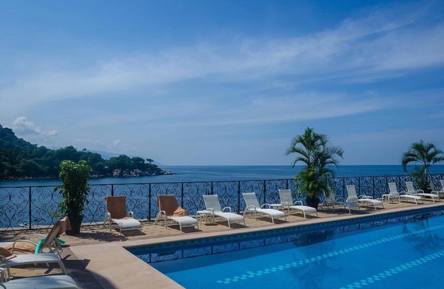 Oceanfront Deluxe Condo.Steps to Sandy Beach! Whale Watching