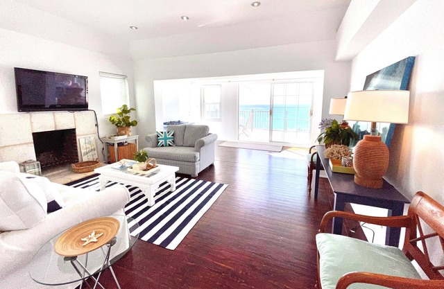 Oceanfront Designer Beach House, Grape Bay Beach, Paget