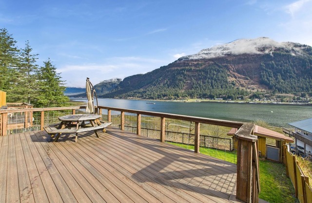 Oceanfront Fire Pit, Decks, Large Yard, Views!
