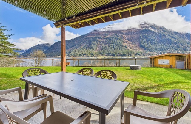 Oceanfront Fire Pit, Decks, Large Yard, Views!