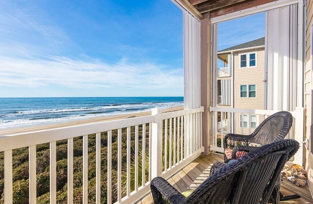 Oceanfront Gem: Pools/Hot Tub, Beach and Beyond