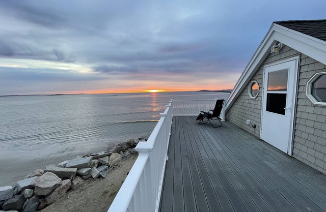 Oceanfront home with Stunning views, Private Deck