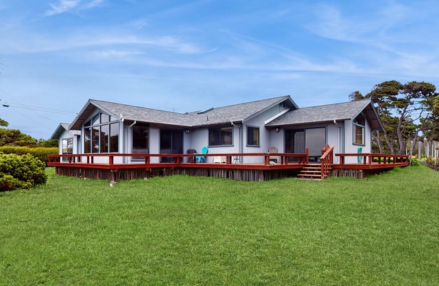 Oceanfront home with jetted tub, deck, & wonderful views - walk to beach