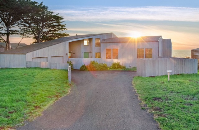 Oceanfront home with amazing ocean views, pool, & private hot tub - near trail