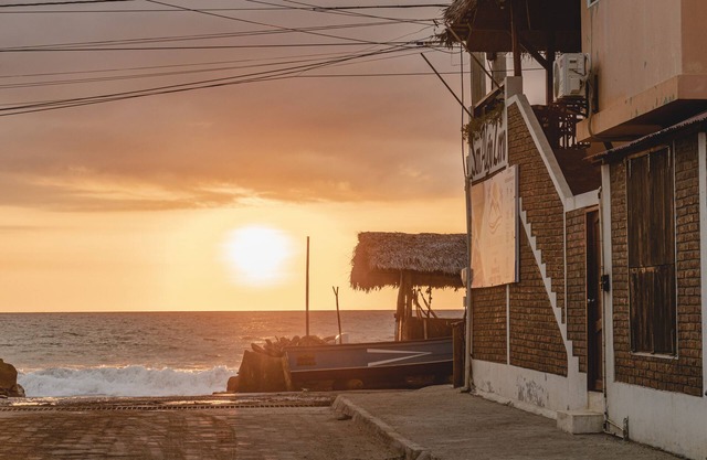 Oceanfront Hostel - Balcony with amazing ocean sunset views, pool and Steam Room