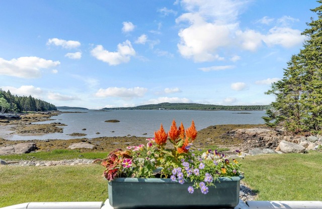 Oceanfront Island Cottage Close To Acadia