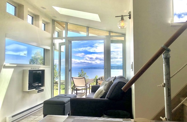Oceanfront Luxury Guest Suite and Sauna in a Rustic Natural setting