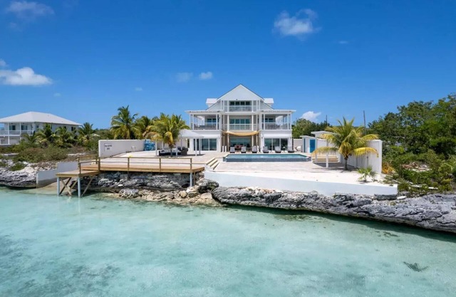 Oceanfront mansion, heated infinity pool. 6 double rooms, 11 beds can sleep 18