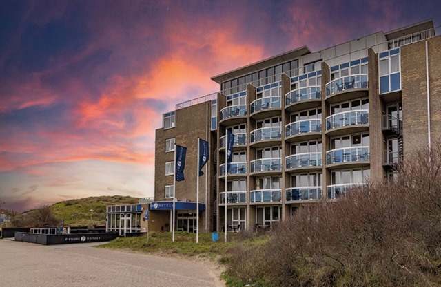 Oceanfront Retreat by Fletcher Zeeduin – Nature, Sea, and Luxury Combined