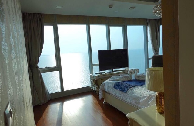 Oceanfront Apartment in Pattaya with Private Beach and infinity pool一线海景私人沙滩豪华公寓