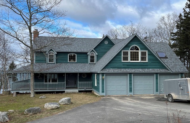 Oceanfront - Tranquil 4-bedroom, 3.5 bath Deer Isle home with fiber Internet, AC