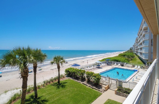 Oceanfront condo-steps from the beach! -Sleeps 4 2BR 2BTH on the 3rd floor