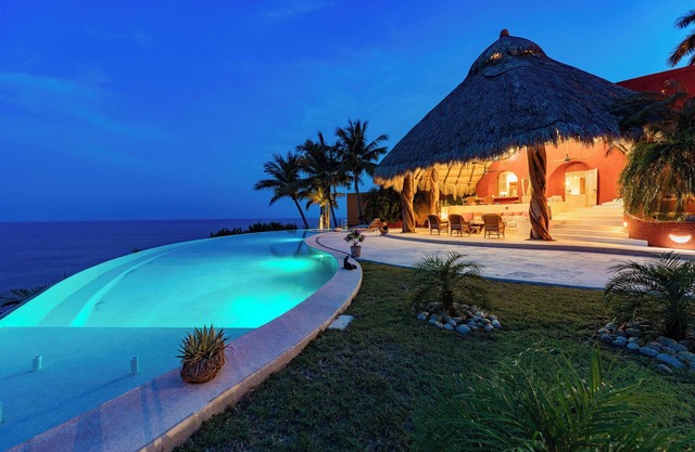 Oceanfront W/Beach Access in Gated Neighbourhood