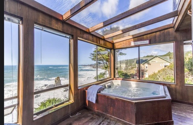 Oceanfront w/sweeping views, decks, hot tub and dog friendly!Gualala/Sea Ranch