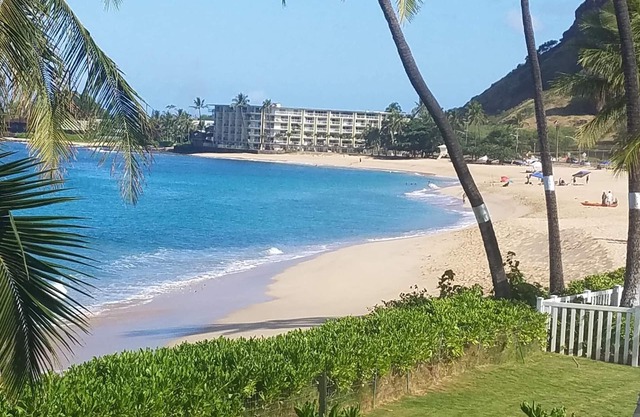 Oceanside Bungalow on beautiful Makaha Beach. Great surfing and snorkeling